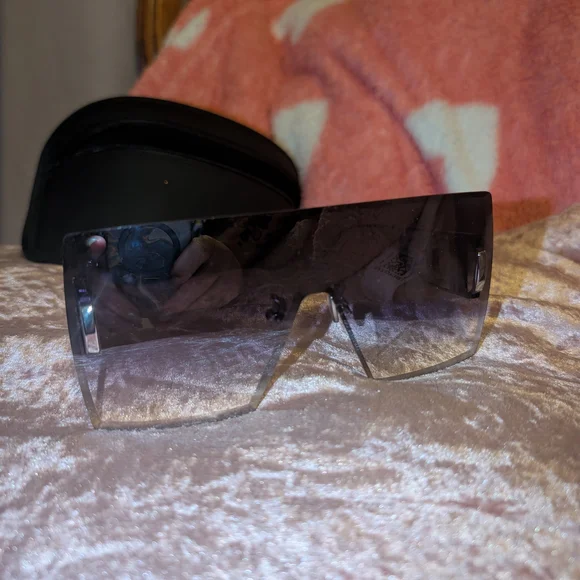Chic Black Oversized Sunglasses - Picture 2 of 10